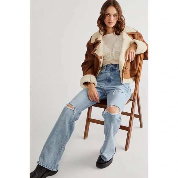 NEW Levi's Premium 70s High Rise Flare Jeans - Picture 3 of 13